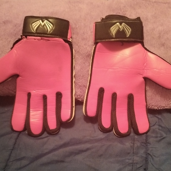 Soccer Goalkeepers Gloves - Picture 3 of 6